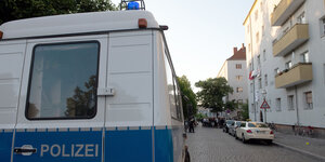 Ein Polizeiwagen steht auf einer Straße