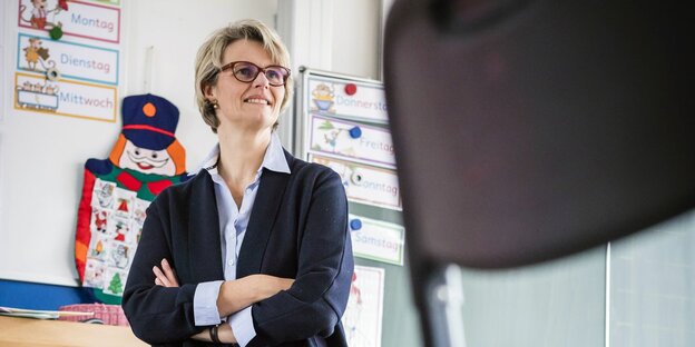 Wissenschaftsministerin Anja Karliczek sitzt vor einer Tafel in einem Klassenraum
