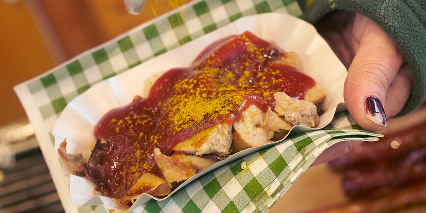 Currywurst im Pappteller