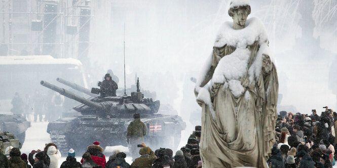 Zuschauer, ein Denkmal und ein Panzer