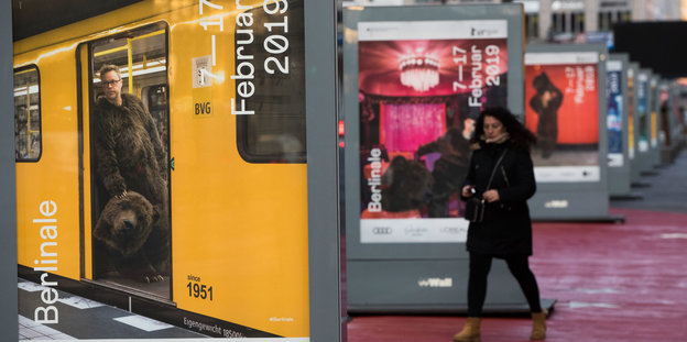 Ein Mann im Bärenkostum fährt als Werbefigur für die Berlinale U-Bahn