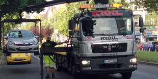 Ein Auto, dass auf einer Busspur parkt, wird abgeschleppt