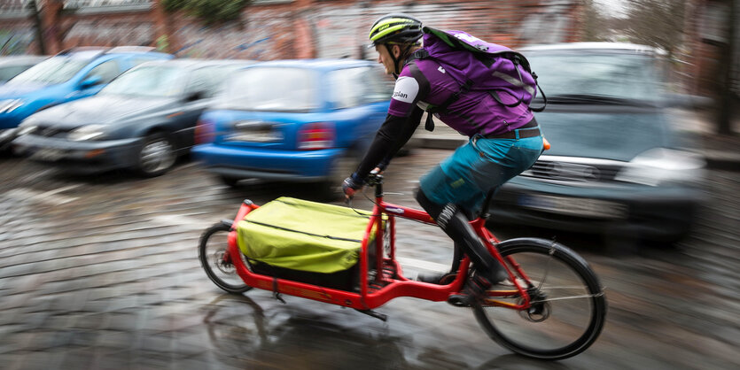 Fahrradfahrer mit Lastenfahrrad