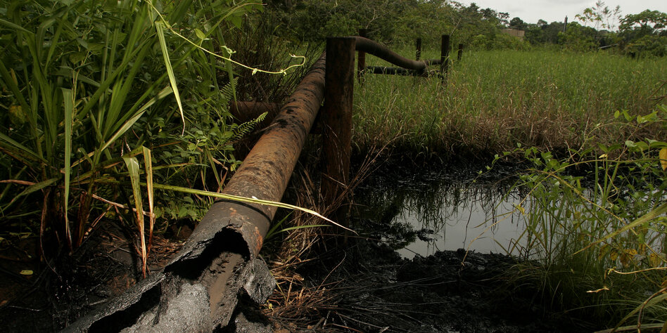 Разрыв среды. Трубопровод на болоте. Разлив нефти из трубопровода. Разлив нефтепродуктов на почву. Загрязнение воды.
