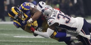Zwei Spieler der New England Patriots und Los Angeles Rams beim Super Bowl