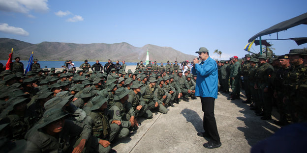 Venezuela Präsident Nicolas Maduro hält eine Rede vor Soldaten