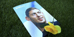 Ein Foto des Spielers Emiliano Sala liegt auf dem Stadionrasen seines neuen Clubs Cardiff City in Wales