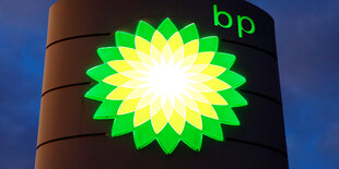 Das Logo von BP an einer Schweizer Tankstelle