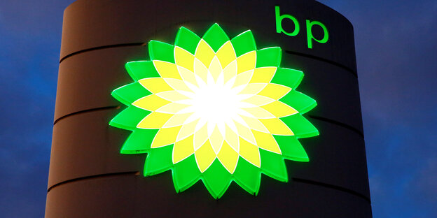 Das Logo von BP an einer Schweizer Tankstelle