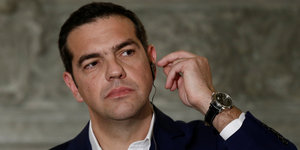 Alexis Tsipras mit erhobener Hand