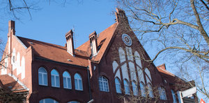 Die Fassade einer Schule