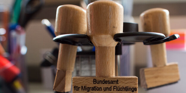 ein Stempelkarussell, auf dem vorderen Stempel steht „Bundesamt für Migration und Flüchtlinge“