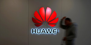 Logo von "Huawei", daneben die Silhoutte eines Menschen