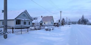 Tief verschneite Häuser im Halbdunkeln