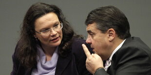 Sigmar Gabriel sitzt neben Andrea Nahles und streckt den linken Zeigefinger nach oben