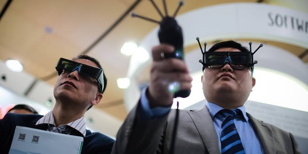 Männer mit VR-Brillen