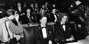 Frauen in Anzügen sitzen 1986 in der Hamburgischen Bürgerschaft.