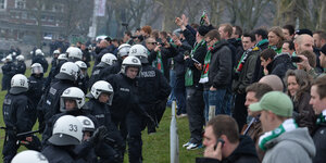 Polizisten am Weser-Stadion hindern Werder-Fans daran, zu HSV-Fans zu gelangen.
