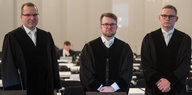 Die drei Staatsanwälte im Loveparade-Prozess warten auf den Prozessbeginn