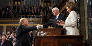 Trump gibt Mike Pence die Hand. Neben Pence steht Pelosi.