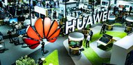 Blick in eine Messehalle mit überdimensioniertem Huawei-Logo