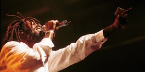 Buju Banton hält ein Mikrofon in der Hand