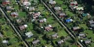 Das Luftbild zeigt eine Kleingartenanlage in Hamburg.