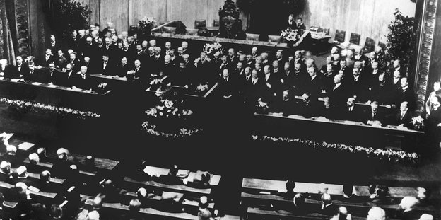 Schwarz-weiß-Bild einer Versammlung