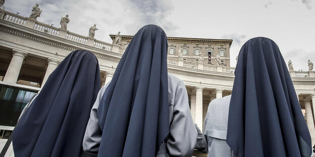 Nonnen im Vatikan mit Kopfschleier von hinten