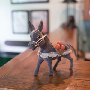 Ein Esel aus Plüsch auf einem Tisch im Wettcafé namens Goldelsen
