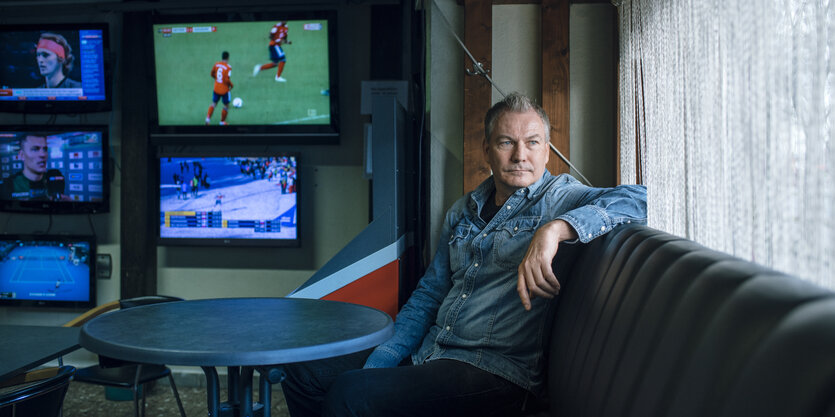 Bernd Hobinger sitzt auf einem Sofa - das steht im Wettbüro namens Goldesel