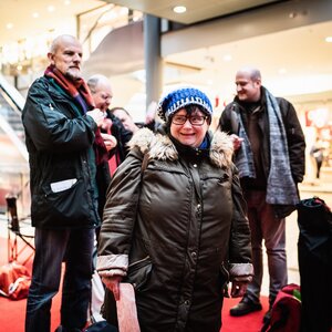 Susanne Fröhlich wartet auf Tickets in den Potsdamer Platz Arkaden Susanne Fröhlich wartet auf Tickets in den Potsdamer Platz Arkaden