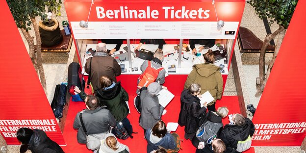 Viele Menschen stehen an einem Ticketschalter der Berlinale an