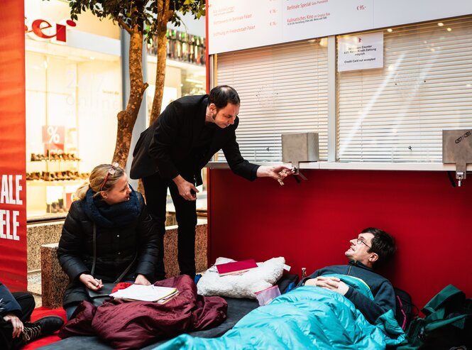 Bodo Petermann liegt in einem Schlafsack und wartet vor dem Ticketschalter der Berlinale auf den Verkaufsstart