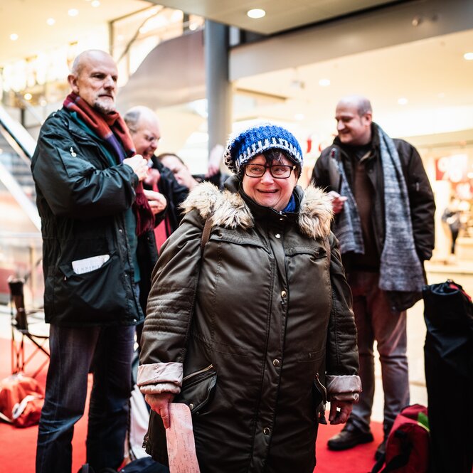 Susanne Fröhlich wartet auf Tickets in den Potsdamer Platz Arkaden