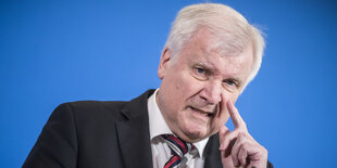 Minister Seehofer bei einer Pressekonferenz