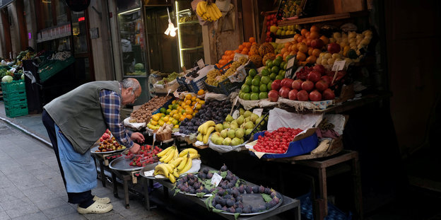In Istanbul beugt sich ein Mann über einen Obststand