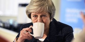 Theresa May trinkt aus einer Tasse