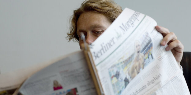 Eine Frau liest die Berliner Morgenpost