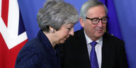Die britische Premierministerin Theresa May steht neben EU-Kommissionschef Jean-Claude Juncker