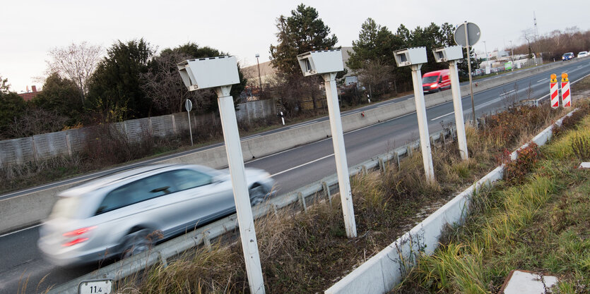 Autos fahren auf der Bundesstraße B6 in der Region Hannover an einem Streckenradar vorbei.