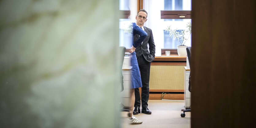 Außenminister Heiko Maas spricht mit einer Frau, man sieht nicht viel von ihr