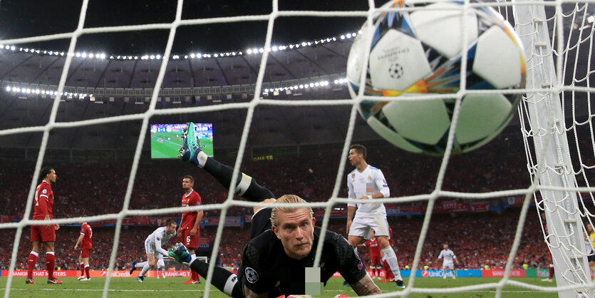 Loris Karius schaut hinter sich ins Tor, in das gerade ein Fußball einschlägt