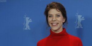 Regisseurin Nora Fingscheidt im roten Pullover zur Premiere ihres Films "Systemsprenger"