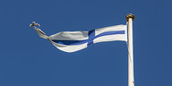 eine finnische Fahne vor blauem Himmel