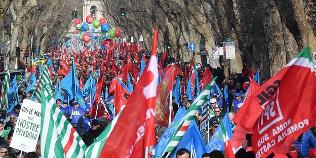 Demonstranten marschieren während eines Protests des nationalen Gewerkschaftsbundes