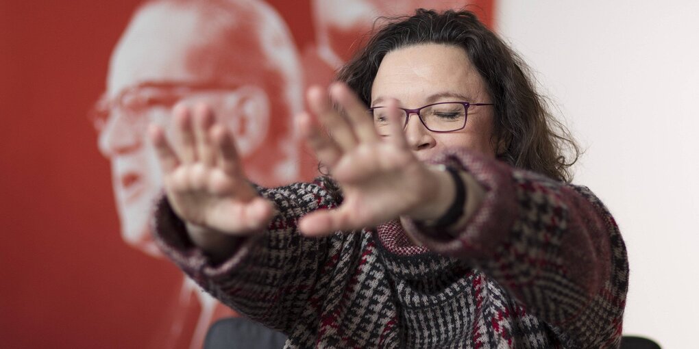 Andrea Nahles hat die Augen geschlossen und streckt die Arme aus, als würde sie schlafwandeln