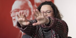 Andrea Nahles hat die Augen geschlossen und streckt die Arme aus, als würde sie schlafwandeln