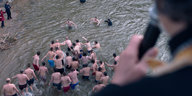 Ruund 20 Männer stürzen sich in einen See, eine Frau ist dazwischen