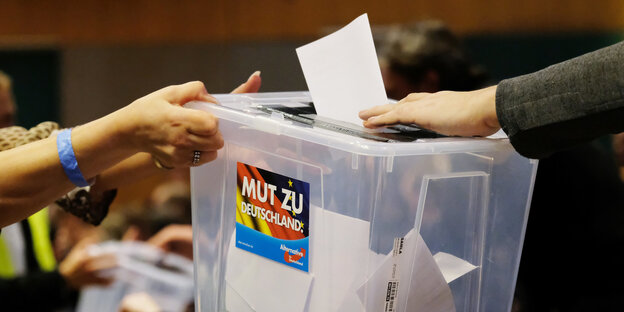 In einer Kiste mit einem AfD-Sticker werden Stimmen eingesammelt